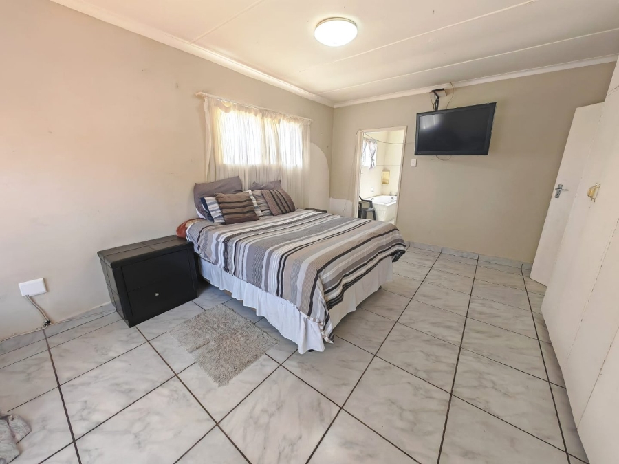 5 Bedroom Property for Sale in Pellissier Free State